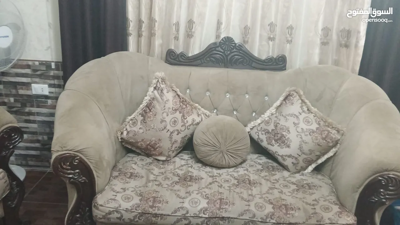 طقم كنب للبيع بحالة الجيدة مع 3 طاولات