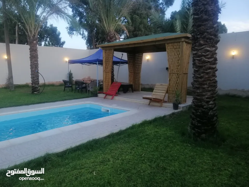 ايجار استراحة في طرابلس طريق المطار بها مطبخ كامل وغرفة وصالة ومكان للشواة حوض سباحة وضلةودجطونى