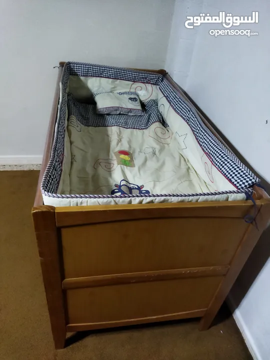 سرير اطفال ماركة  Mothercare  صناعة بريطانيه    أبعاده  140 *70*88