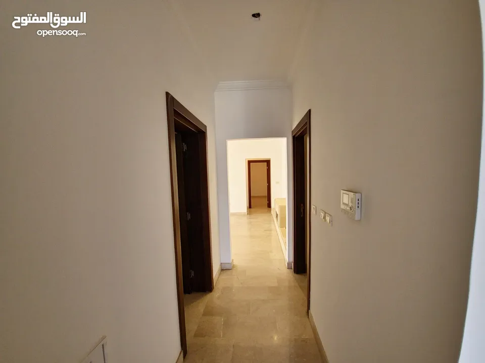 شقة فارغة للايجار لم تسكن في الكرسي 239 متر