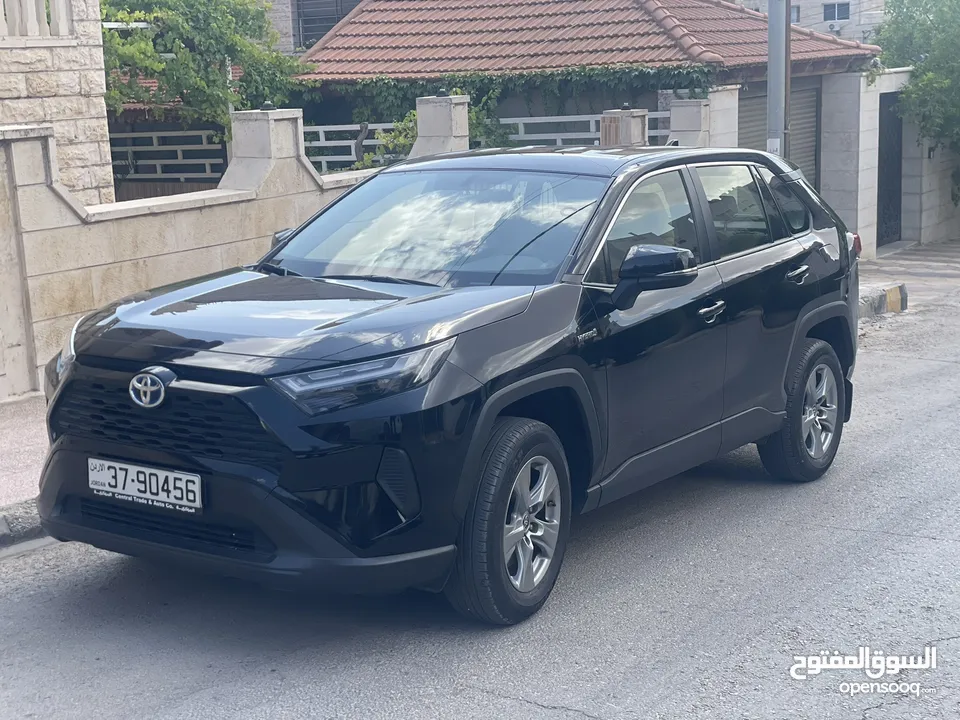 Toyota Rav4 model 2023  وارد الوكالة و ما زالت تحت الكفالة قطعت فقط 29 الف كيلو فحص كامل بلا حوادث