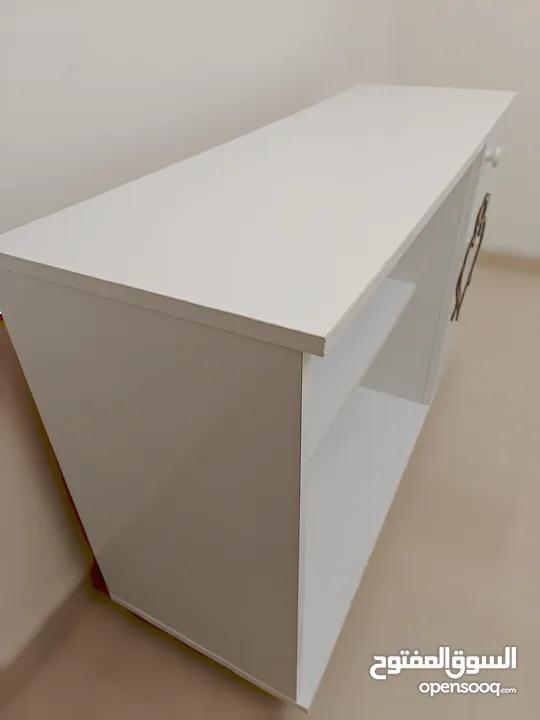 tv stand pure white in very good  condition طاولة شاشة بحالة ممتازة ابيض ناصع