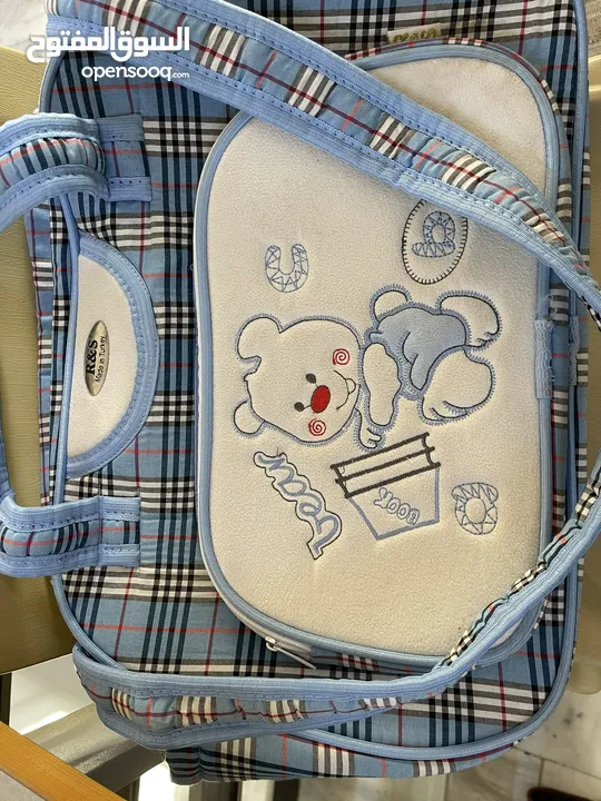 حاملة طفل مع الحقيبة