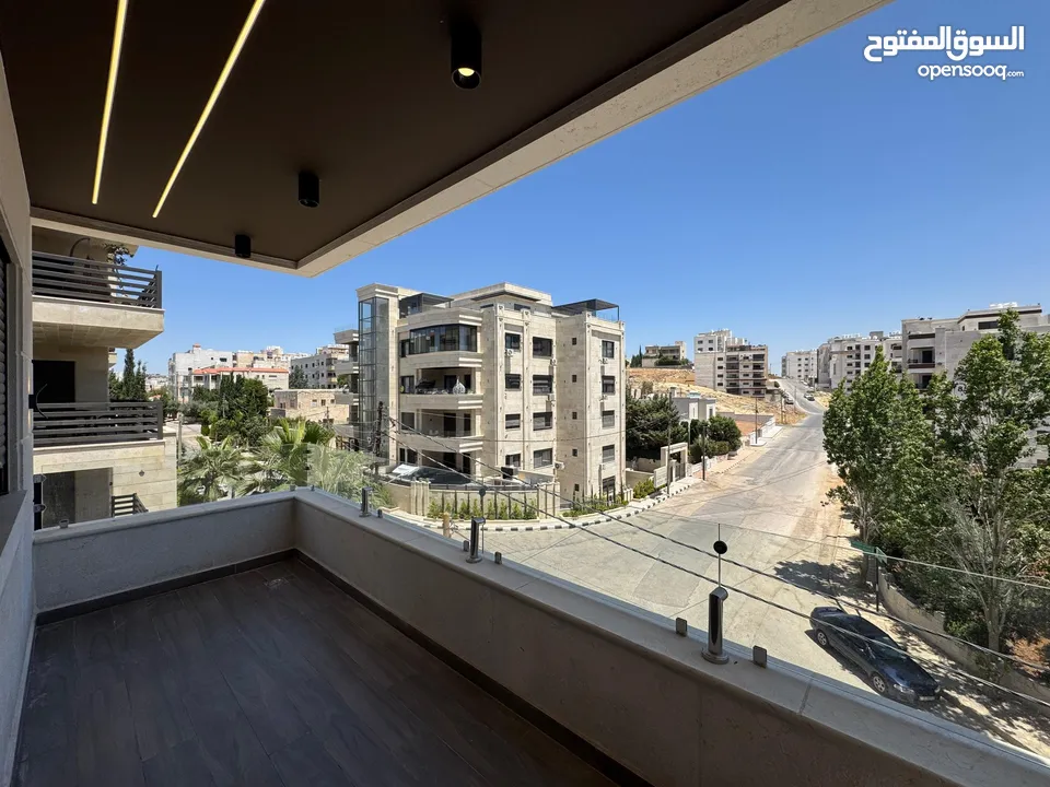 شقة بسعر مغري شارع المطار حي النخيل طابق ثالث مع روف دوبلكس  مساحة 225 م وترس خارجي 90 متر