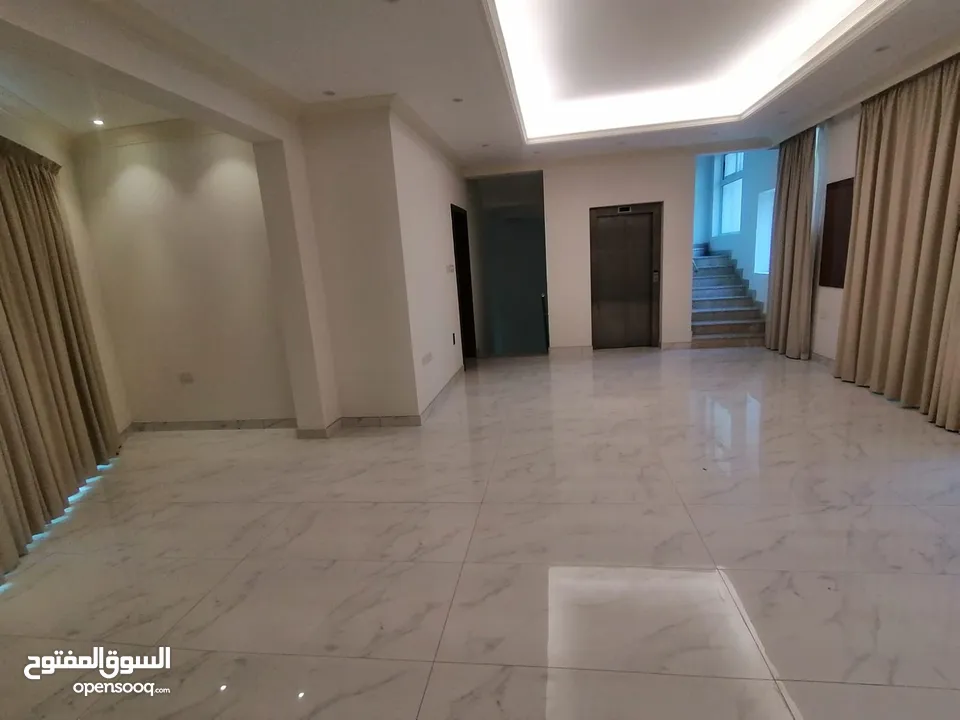 للايجار في الحد فيلا كبيره مع مصعد ومسبح For rent in hidd huge villa with lift and pool