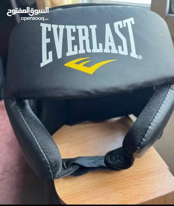 خوذة EVERLAST حماية رأس رياضيه للألعاب القتاليه اصليه ميه بالميه بحالة الوكاله فعليا وعلى الفحص