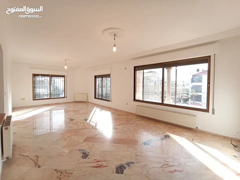 شقة غير مفروشة للإيجار 300م2 ( Property 19203 )-174847862