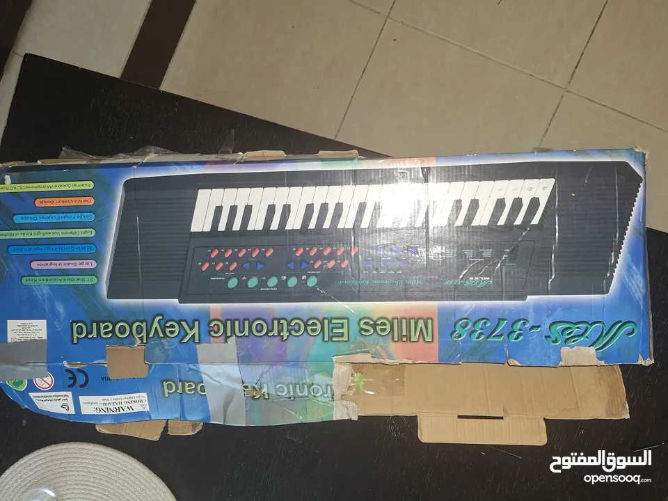 اوركن Mles ( Miles Elcotronic keyboar)  مستخدم  مع الكرتونة بحالة ممتازة للبيع