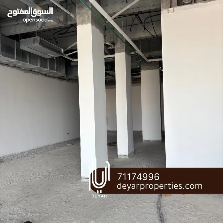 700m2 + spacious showroom with very good spot