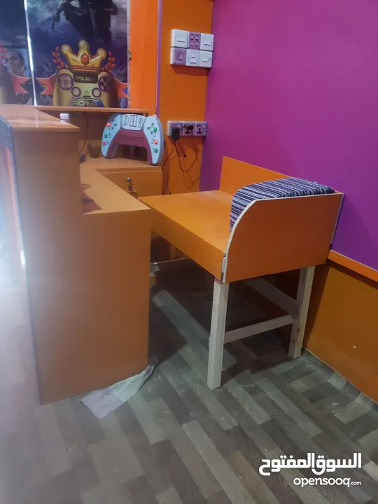 طاولة مكتب للبيع وكرسي