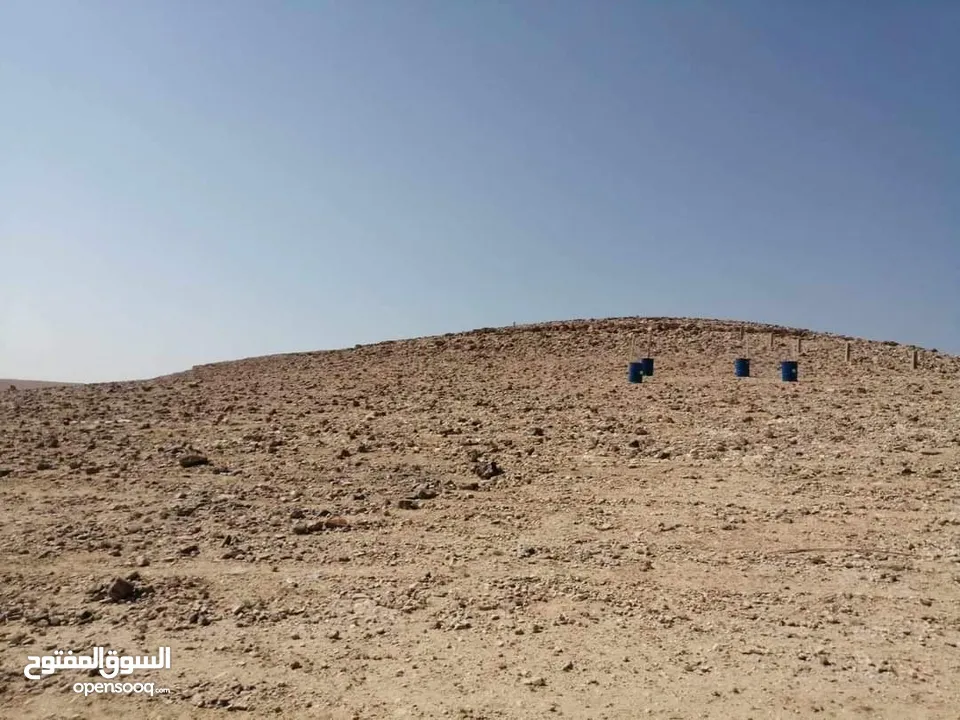 للبيع ارض الزرقاء الجديدة البتراوي الجنوبي  بجانب معامل الطوب   باعلى نقطة بالمن