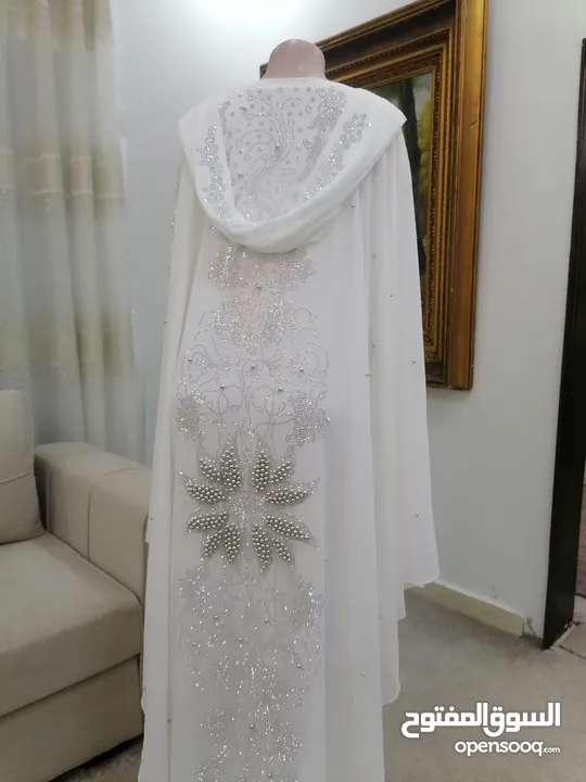 وينها  ام العريس عبايه شيفون فراشه مع شك  قطعتين  القطعه داخلي ملزقه مع الفراشه