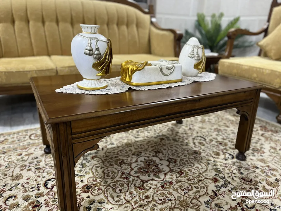 طقم كنب مع سفرة للبيع