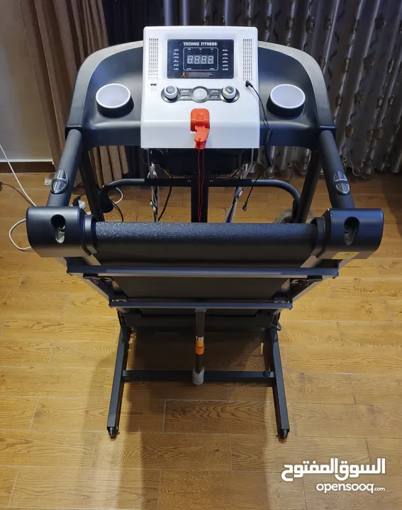 جهاز مشي و ركض كهربائي Techno fitness استعمال قليل جداً للبيع