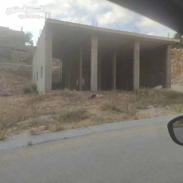 مخازن وأرض للبيع بسعر مغري