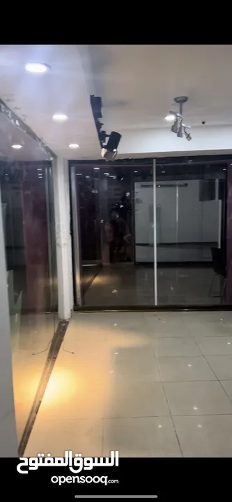 محلين داخل عمارة تجارية