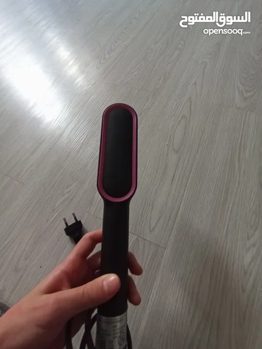 ستريتنر hair straightner.   ((و انت حدد السعر))