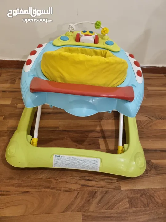 كراجة نوع brevi ب 30 دينار وchicco car seat ب 30 دينار