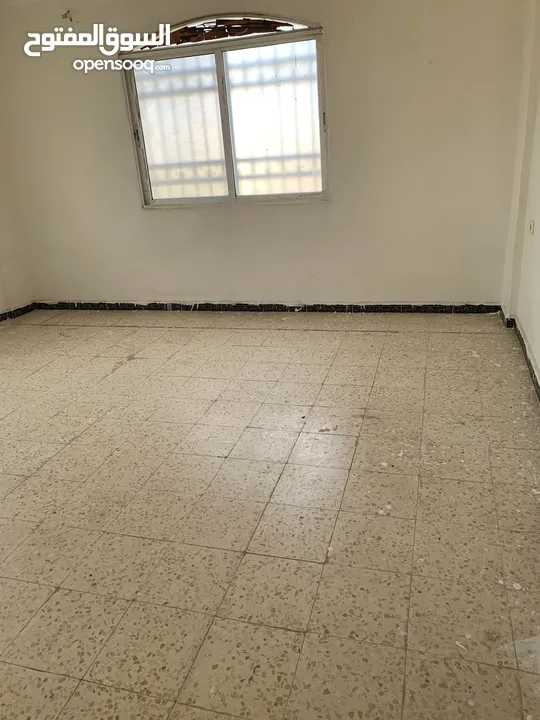 طابق اول  وأربع غرف