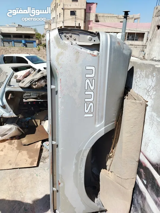 صندوق بكب ايسوزو 2003 بحاله جيدة لون سلفر