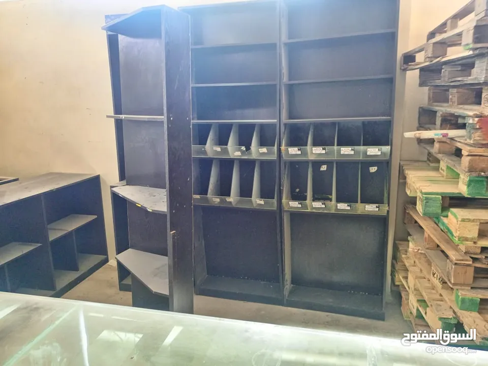 ستاندات مع مفارش محل خضراوات ومحمص كامل