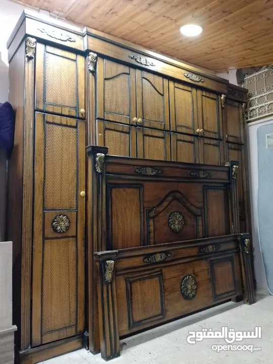 غرفه نوم ماستر مع فرشه وملحق إضافي وشماعه