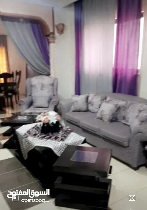 كنب وغرفة سفرة مع سجاد ومكنسة كهرباء  للبيع بداعي السفر