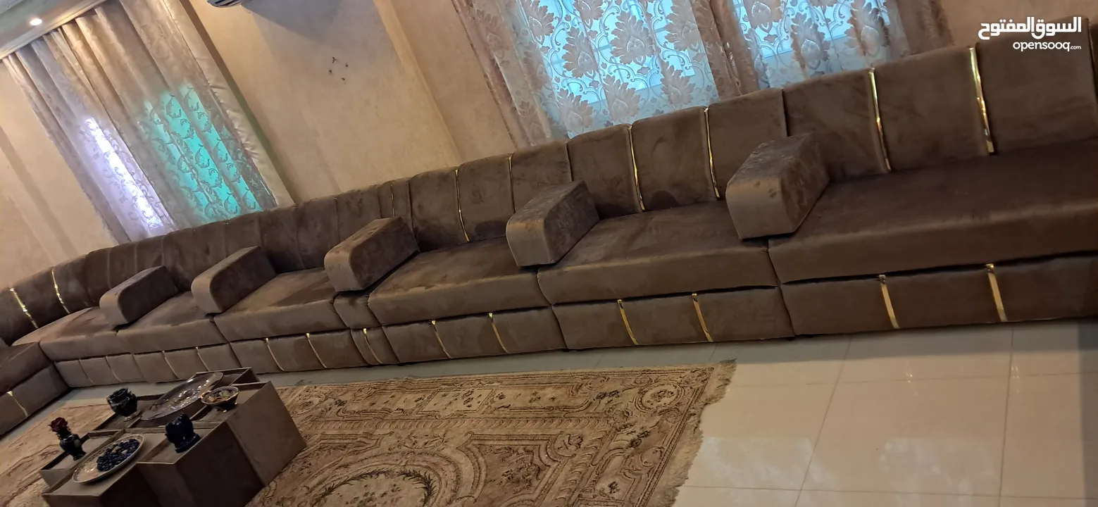 مجلس خليجى تفصيل بحال الوكاله للبيع فى اربد 34 مقعد بغطى 21 متر طولى