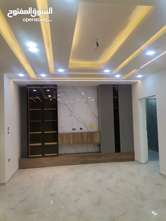شقه طابق ارضي مدخل خاص وكراج خاص وساحه للبيع على شارع البترا شرق اربد مول قراند وكازيه الرجوب