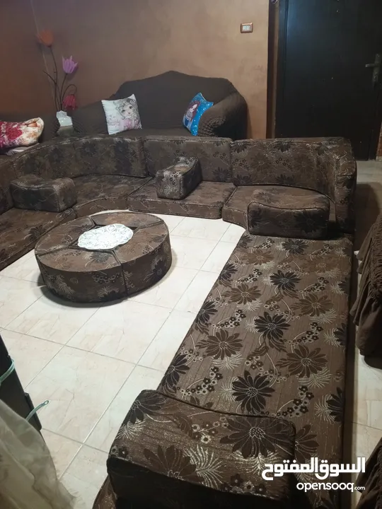 طاولات حديد وحدة كبيرة وتنتين صغار... واجهة سيكوريت........ طقم فرش عربي