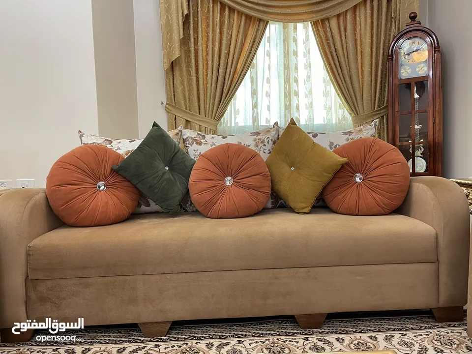 كنب صالون (11)مقعد نضيف شبه جديد للبيع بسعر مناسب