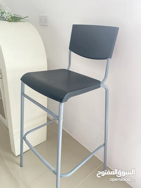 طاولة مع كرسي