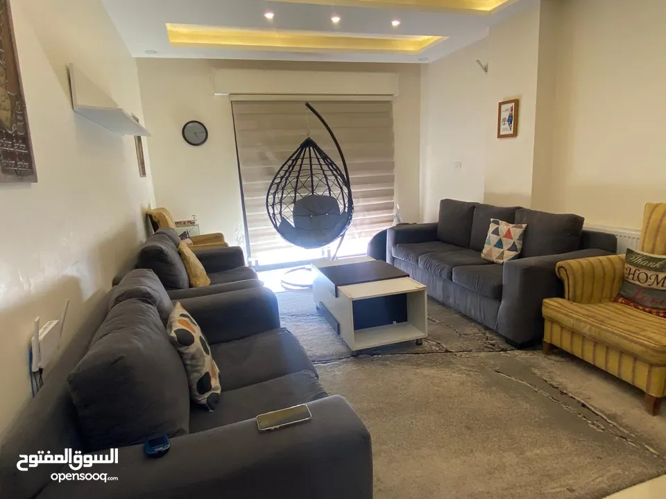 غرف نوم وطقمين جلوس وصوبتين وتلفزيون وغرفة ماستر وغرفتين شباب وخزانة مع رف