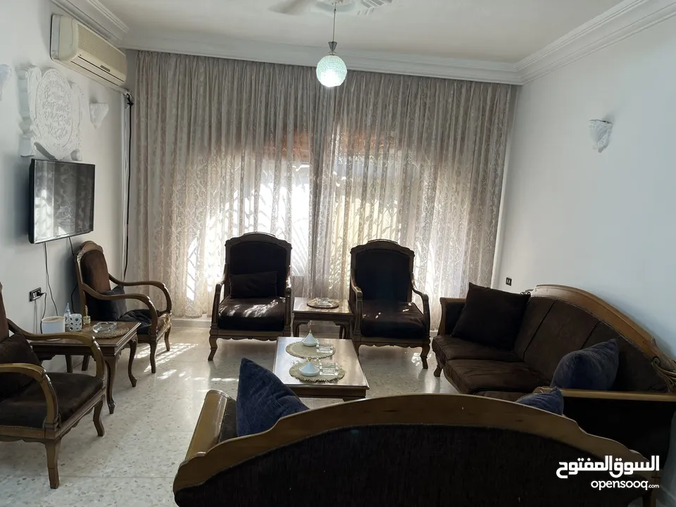 طقم كنابيات خشب زان مع طاولة سفرة