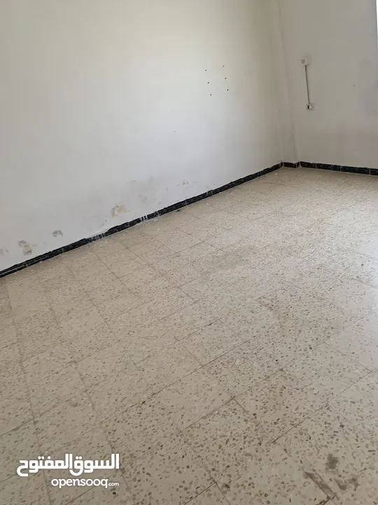 طابق اول  وأربع غرف