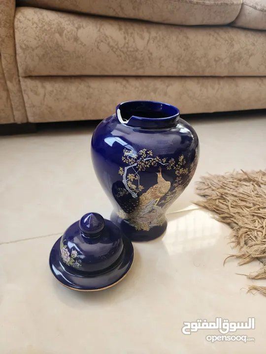 فاز انتيك قديمه لون ازرق رسمة طاووسين مذهبين يوجد كسر خفيف غير مؤثر على الشكل العام(نوادر)