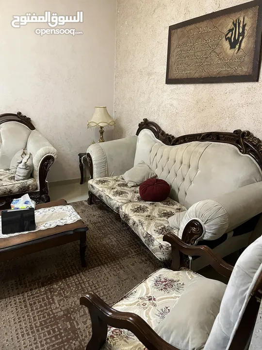 طقم كنب مع طاولة وسطية + طاولة سفرة