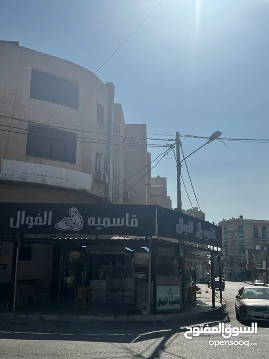 مجمع تجاري في وسط إربد عبارة عن محلات وشقق مع تسوية