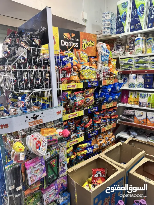 سوبر ماركت للبيع بكامل معداته