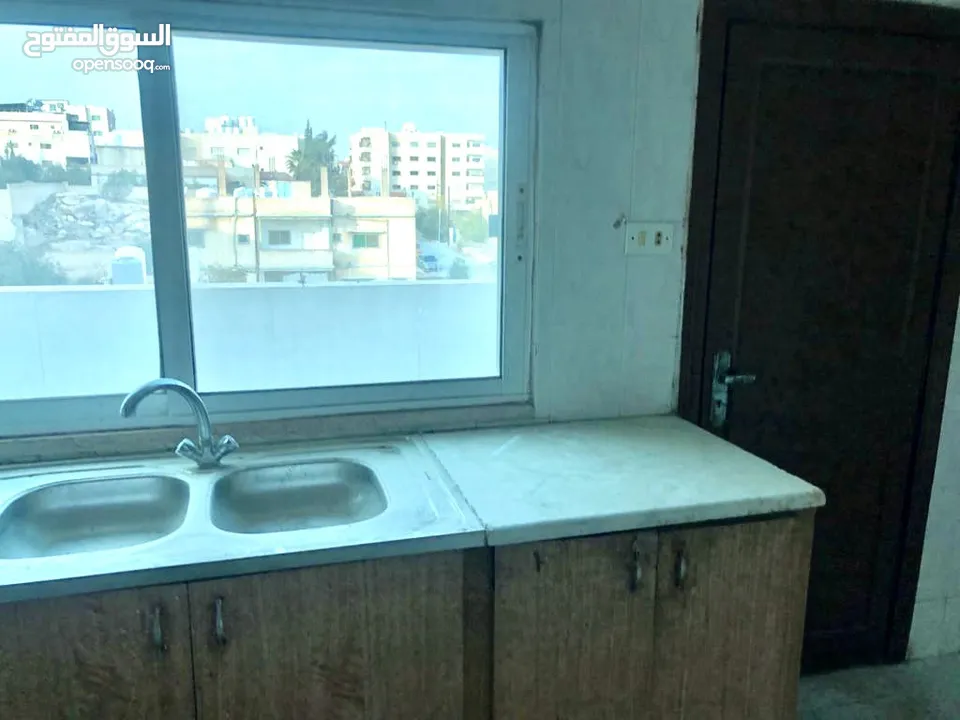 شقة للبيع في موقع مميز في الزرقاء الجديده - محاطه بفلل من جهتين