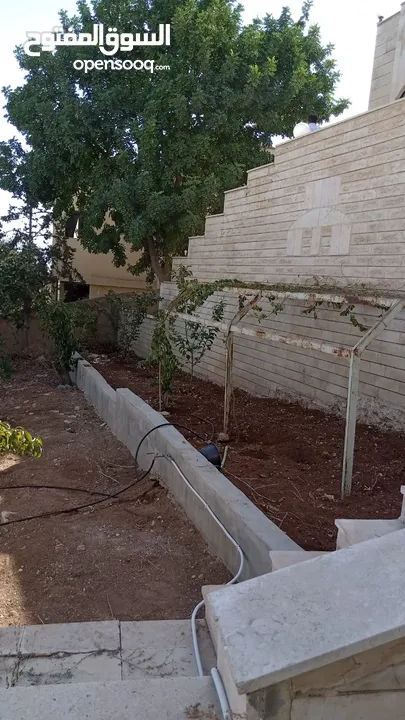 فيلا للبيع في ام الدنانير على شارعين  طابقين