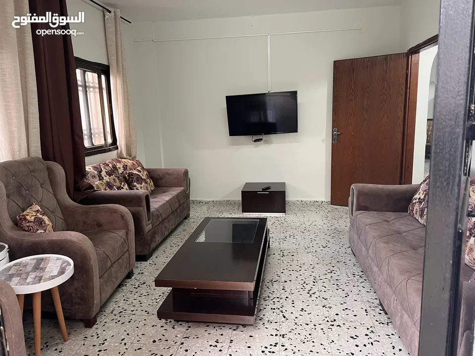منزل طابقين متاح طابق ارضي جاراً لاصحاب المنزل غير شامل اي خدمات اضافية