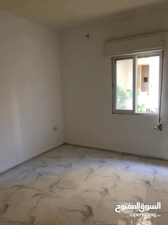 شقة فارغة للايجار في شارع الجامعة 2 نوم 220