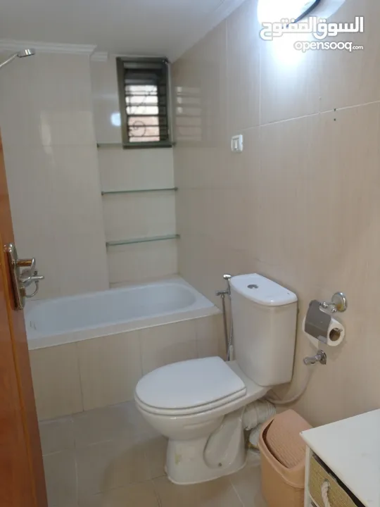 شقه مفروشه للايجار الشهري ،تصلح لعائله ،قريبه على الخدمات،مشمسه،خط سرفيس،قرب مستشفى الاتحاد ،ساحه