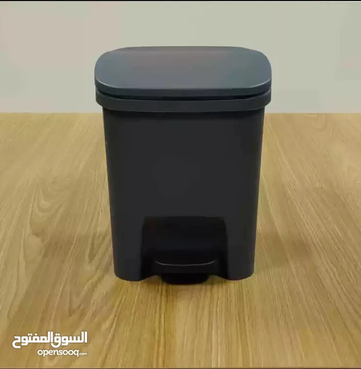 سلة نفايات عملية بغطاء محكم وفتاحة بالقدم – جمال ونظافة في بيتك أو مكتبك