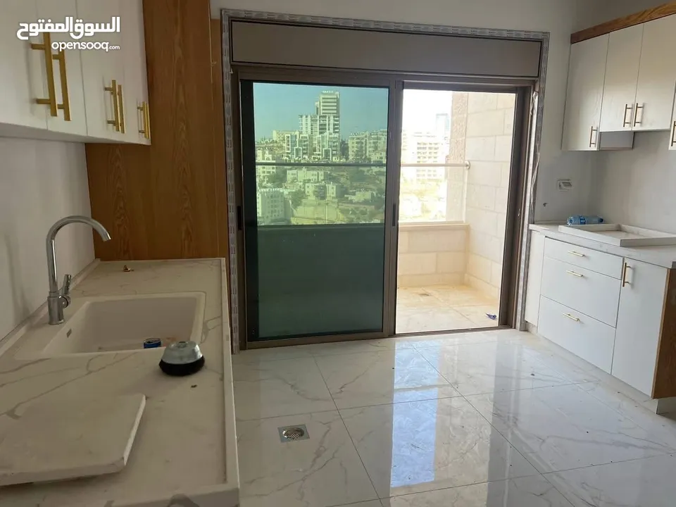 شقه فارغة للايجار فرب  الكلية الأهلية وشارع ركب