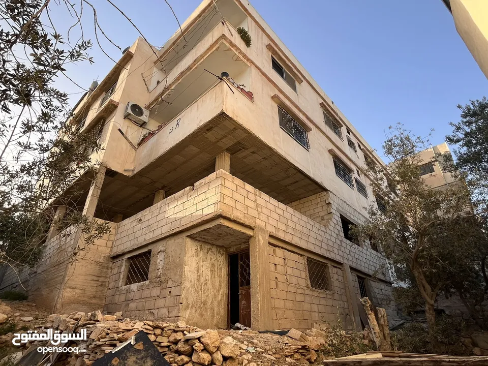 عمارة ثلاث طوابق + شقة ارضية عظم +تسوية  + كراج سيارات  للبيع