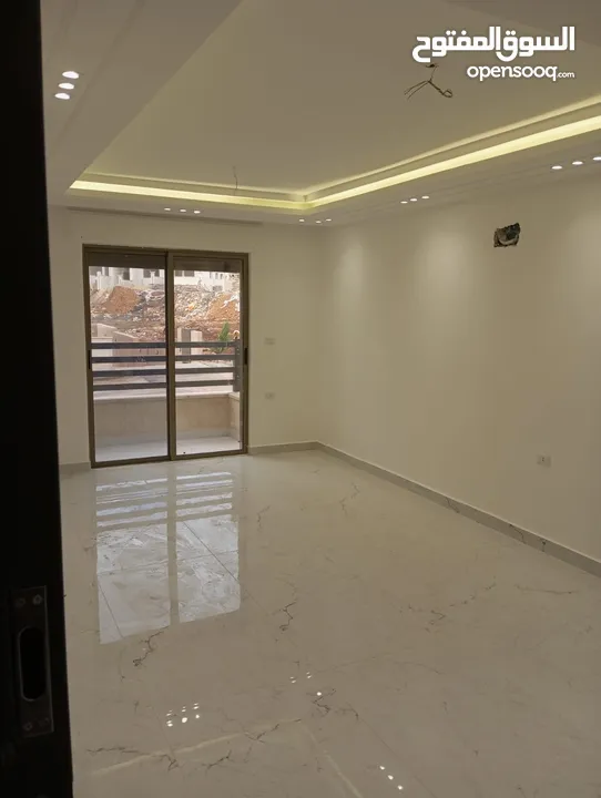 شقة ارضية معلقة مميزة على شارعين  بالبنيات  بتشطيب ومواصفات مميزه جدا عن باقي الشقق للبيع المستعجل