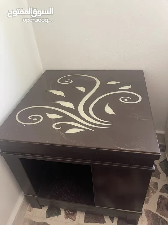 طاولة وسط مع 2جنابيات