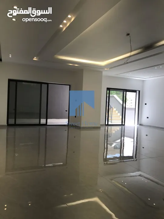 شقة فاخرة للبيع في الكرسي - خلف إدارة السير 165م مع ترس 25م تشطيب سوبر ديلوكس لم تسكن